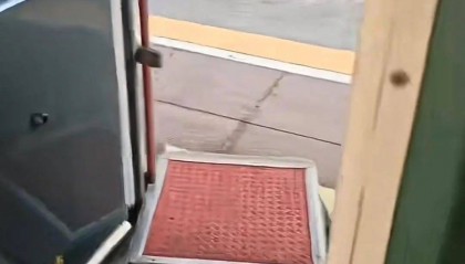 火车行驶中门没关渡板也没收？拍摄者称紧急找列车员关门，12306回应