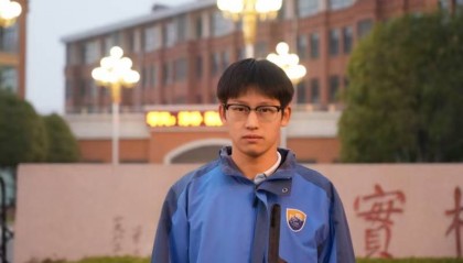 长沙高中生上学路上看到女子独坐大桥栏杆，用一系列举动救下她