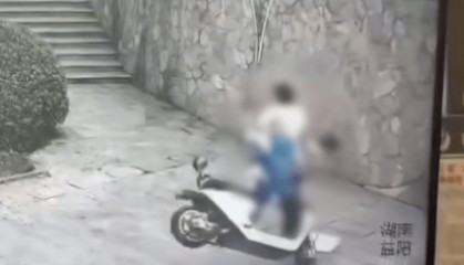 湖南两高中生骑电动两轮车撞围墙身亡，一学生母亲：系改装车辆，儿子刚坐上40秒就发生事故，警方：改装者已被控制