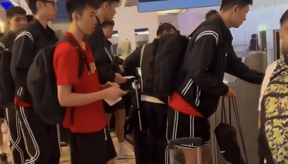 中国男篮结束亚洲杯之旅回国，王俊杰继续赴美开启新学期