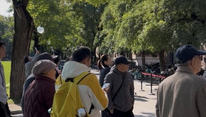 88岁清华毕业生前往缅怀室吊唁杨振宁：他是一个伟大的人，值得悼念