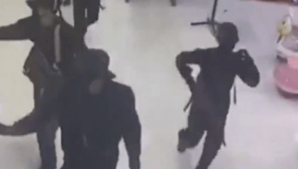 画面曝光！泰国发生黄金大劫案：6000克黄金首饰被持枪抢走，约10名蒙面人策划周密，逃离时安置炸弹陷阱