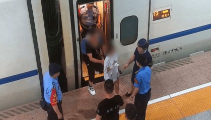 与时间赛跑 北京铁警接力护送断指女孩