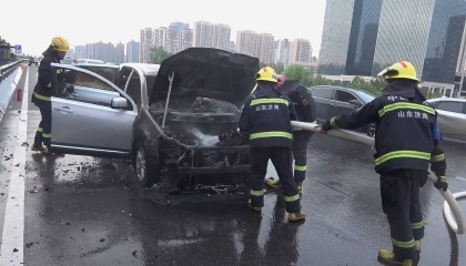 山东济南：轿车行驶途中自燃 消防紧急救援