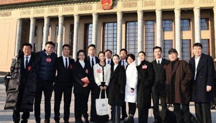 刘涛周涛人民大会堂同穿正装，显女明星与女干部差距