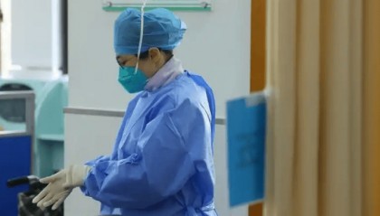 多地医生降薪：有人降幅30% 有人兼职送外卖 官媒曾刊文医生收入应为公务员2倍以上