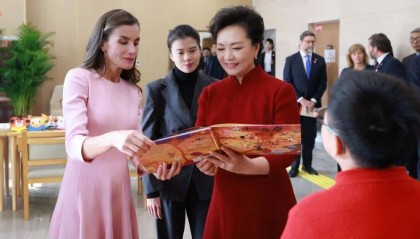 彭丽媛同西班牙王后莱蒂西娅参观北京市残疾人服务示范中心