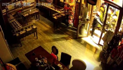 店铺因未按要求彻夜亮灯被撬锁开灯，官方回应