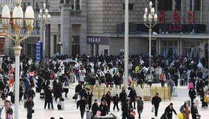 夜间十余万人抵京！今晚，北京10条地铁延时运营