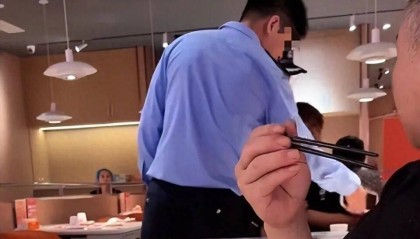 小伙和女友餐厅吃饭,被民警赶来戴铐带走;警方回应:其女友与一离家女孩“撞脸”,错抓已道歉