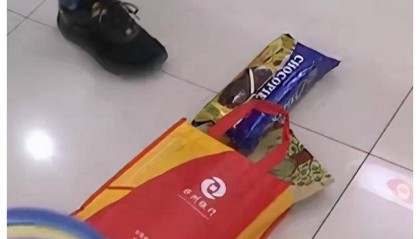 2019年女子银行柜台取到百元假钞，银行：工作失误，给你一袋零食