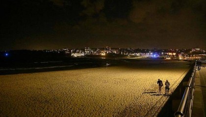 澳海滩枪击惊魂50分钟：枪手占据天桥向下扫射，英雄只身冒险夺枪反击