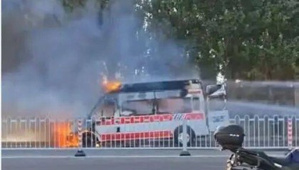 内蒙古包头一救护车路边起火；交警：人员伤亡、事故原因不便透露，事故已处置完毕；120：非网内救护车