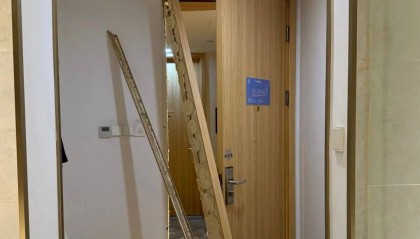 男子在杭州一酒店洗澡时被陌生人暴力闯入，房间大门被踢烂，踹门男子怀疑前女友正在酒店与他人开房