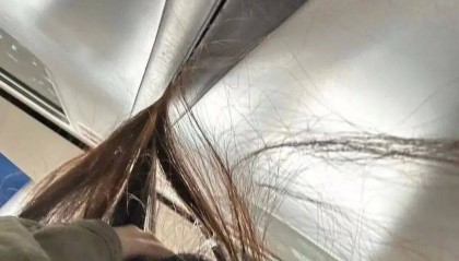 武汉一女子乘地铁头发被车门夹住，夹了一站路才脱困