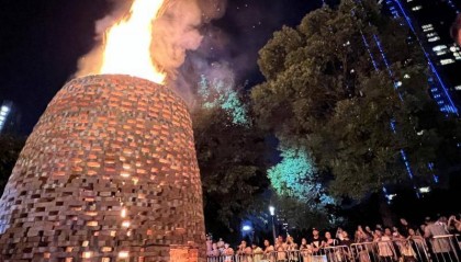 八月十五,广州猎德烧番塔,传统民俗与商业区高楼大厦相辉映