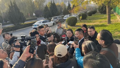狗咬人被摔死，狗主人与多人上门打砸遭“反杀”！其妻后悔自责，双方各执一词