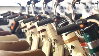 “小电驴”新国标落地72小时：多车厂停工切换，有老牌注塑厂称正停产等订单