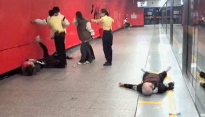 广州地铁通报年轻人与老人冲突：因下车拥挤产生口角，后发生肢体冲突，2名乘客无大碍