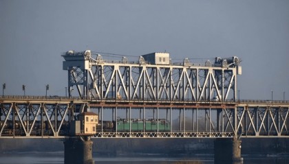 俄军810架无人机齐发！这一夜创造历史，乌克兰总理办公室被炸，乌铁路桥也在计划之内