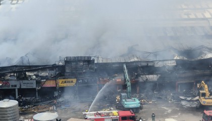 云南昆明官渡区一商贸城发生火灾多家店铺被烧，无人员伤亡