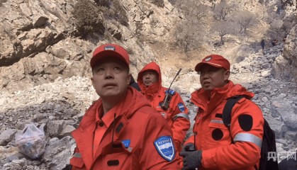 9人徒步进内蒙古九峰山赏冰瀑：3人失踪，1人坠冰