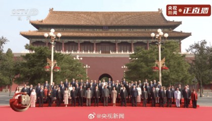 习近平同出席纪念大会的各国嘉宾合影留念