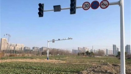 道路没建先装了红绿灯，为何会给人感觉怪怪的？