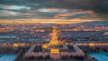 让商户彻夜亮灯被拒后深夜撬锁，春晚小品上演现实版