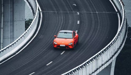 雷军跨年夜直播：“苦尽甘来”，2025年小米汽车向交付30万台冲刺