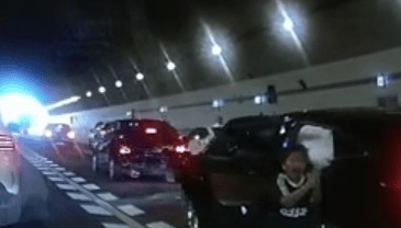 广州一男孩跪地拦车救母感动全网,妈妈回应:哭着看完视频,“没有想到孩子这么爱我”