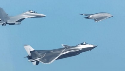 福建舰上班后，中国空军也不藏了！轰隆一声巨响，歼20旁多了架新战机
