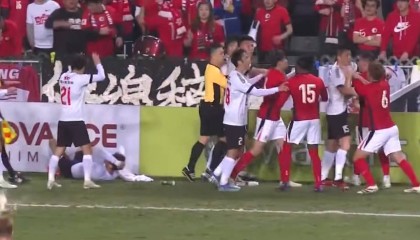 中国香港球员不满拜合拉木：我们是一个大家庭，他们不能欺负球迷