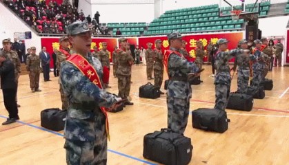 解放军新兵入役人手一把“大宝剑”，网友：英雄配宝剑｜轻武专栏
