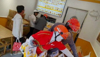 武汉“90后”银行职员夫妻下班送外卖！当事人：跑外卖是缓解压力的一种方式