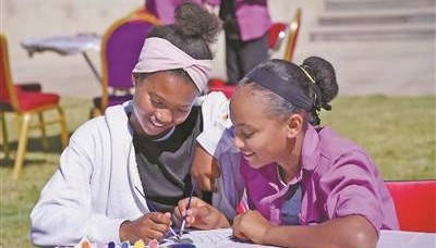 助力双方交往 搭建友谊桥梁（新时代中非合作）