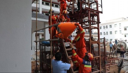 江西赣州：工人拆卸脚手架跌落被困 消防紧急救援