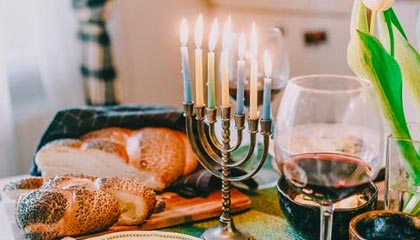 黄山风景区一女子翻护栏在悬崖边捡手机,脚下就是 “万丈深渊”