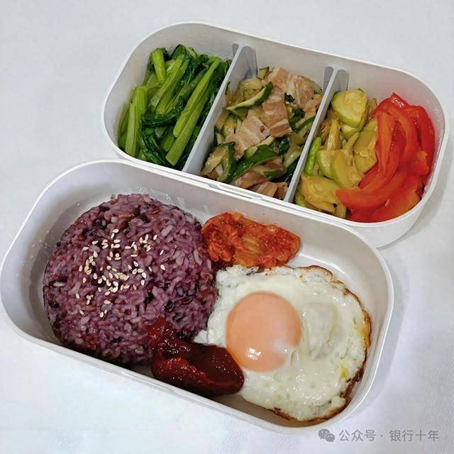 银行柜台的午餐