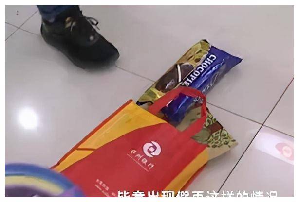 2019年女子银行柜台取到百元假钞，银行：工作失误，给你一袋零食
