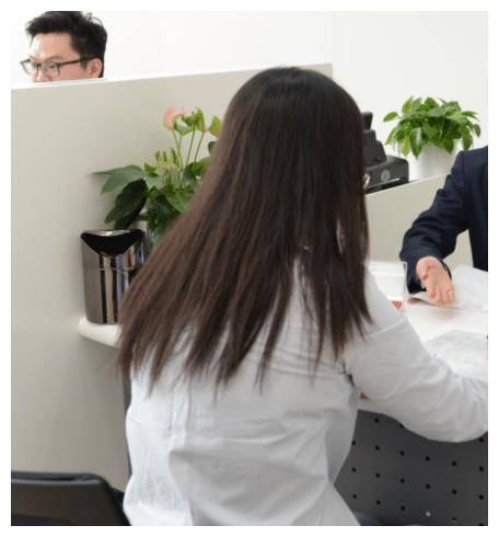 2019年女子银行柜台取到百元假钞，银行：工作失误，给你一袋零食