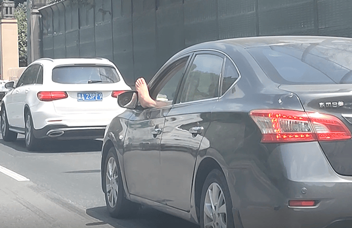 上海高架这一幕引起公愤！回应：行为恶劣，将被收车！