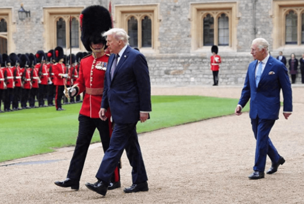 特朗普万万不会想到，他冒着生命危险访英，斯塔默却还给了他一巴掌