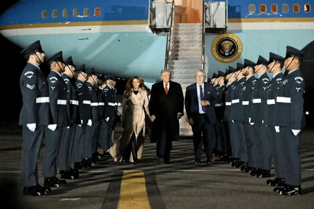 特朗普万万不会想到，他冒着生命危险访英，斯塔默却还给了他一巴掌