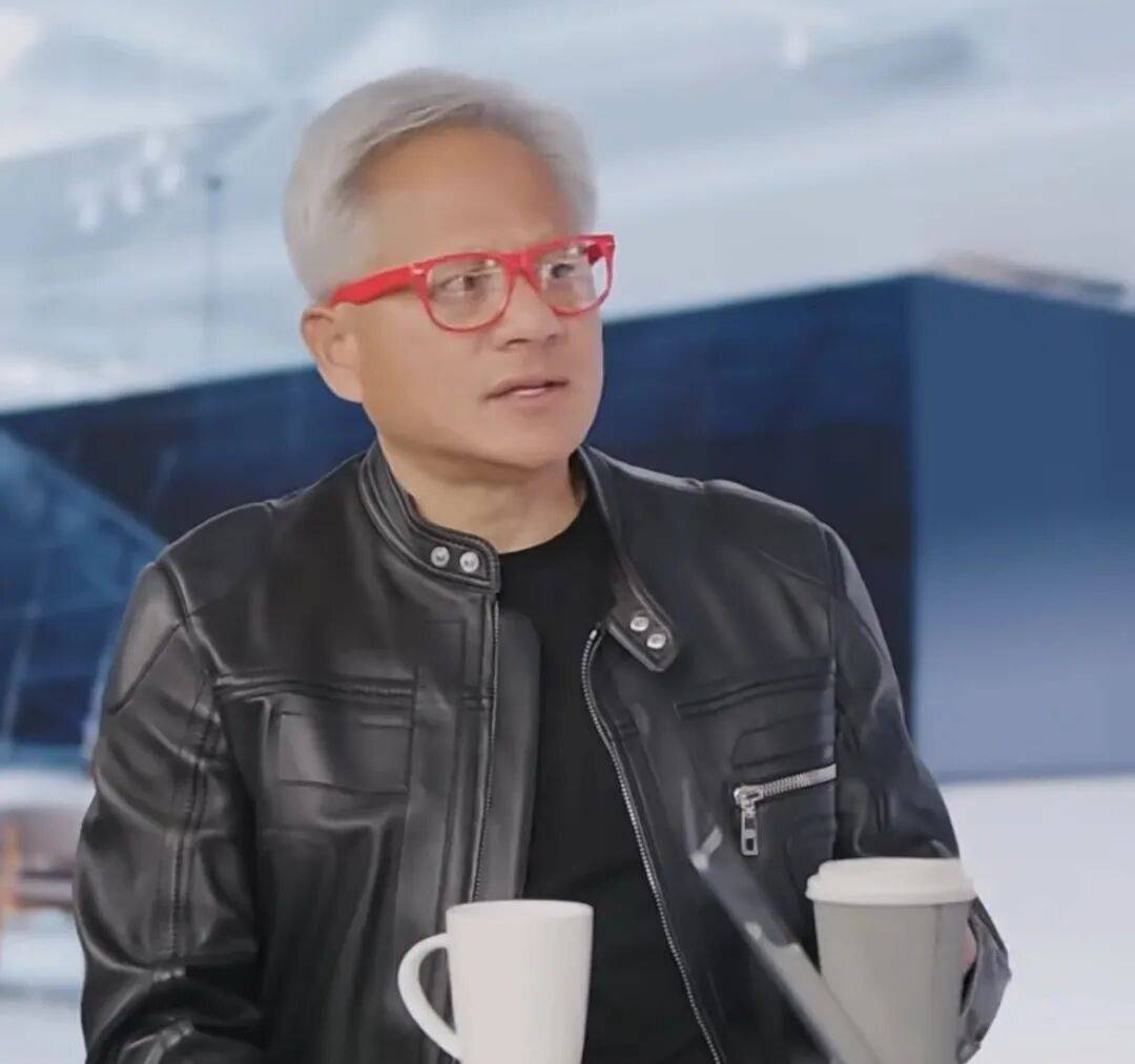 中国造不出AI芯片？落后美国两三年？黄仁勋：中国现在只差我们“几纳秒”