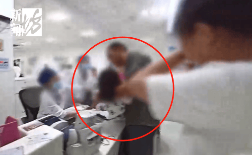 事发上海晚高峰！汹涌车流中，一男子绝望跳车，直奔民警而去……
