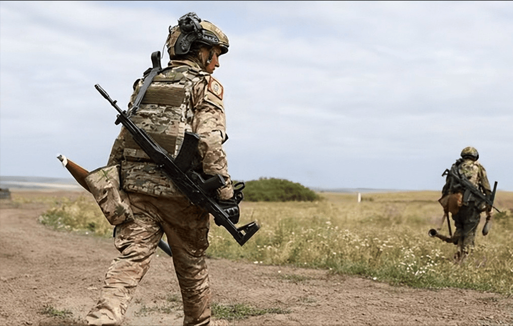 经过一千天激烈战斗,俄军终于发现乌军真正弱点:一夜之间成功切断顿巴斯铁路