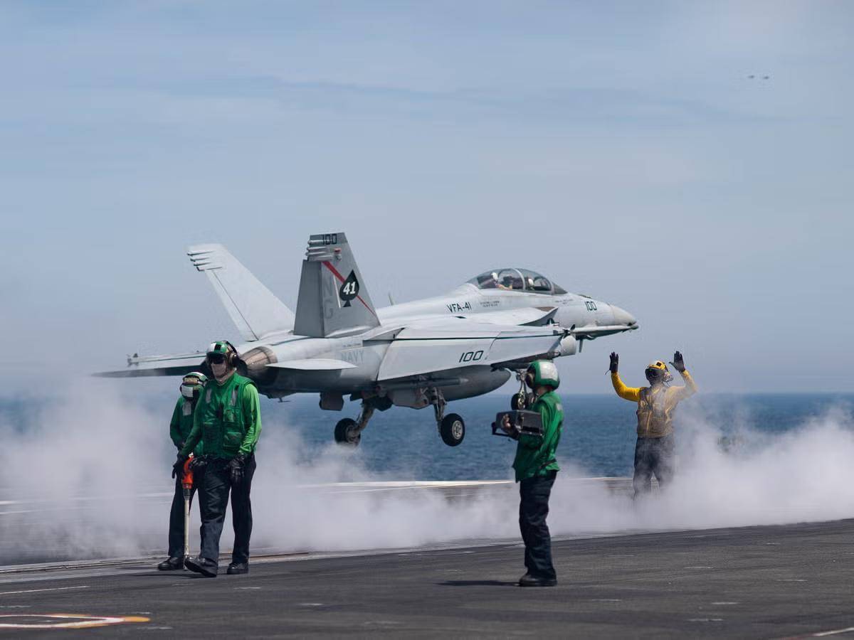 变天了，美国媒体首次公开承认，美海军在舰载机领域被福建舰击败