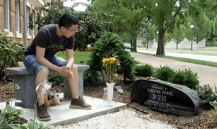 章莹颖男友国庆探望章父并协助直播，网友劝其早点结婚，本人回应