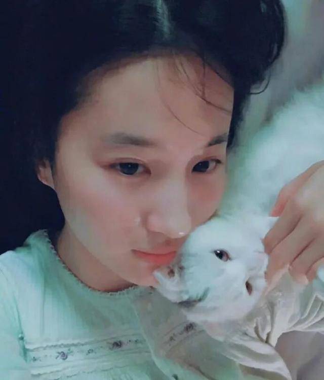 刘亦菲晒与新狗狗合照，穿白衬衫戴墨镜清爽出游